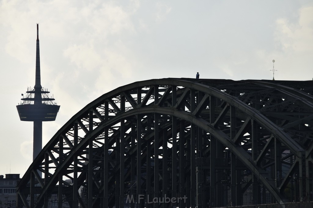 PSpringt kein Suizid Brueckenspringer Koeln Hohenzollernbruecke P133.JPG - Miklos Laubert